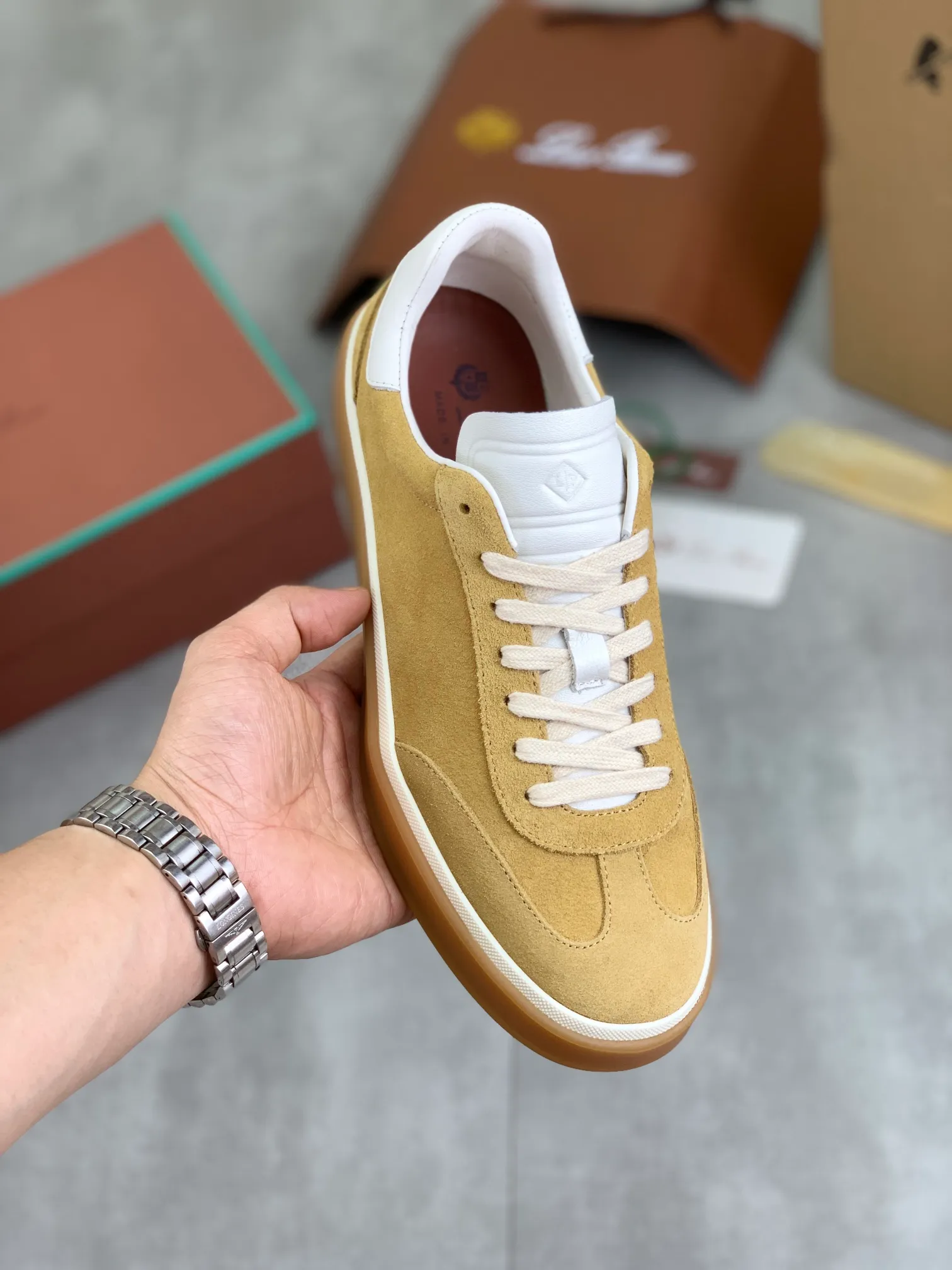 Men's Men's Shoes 💰P540 New 💰High Quality Loro Piana 💯Top Authentic Grade💯Buy the original 1:1 copy💯 Founded the existing Loro Piana company on April 24, 1924. It is now the sixth generation of family business, providing top quality products to customers who are discerning in taste and quality. Imported original fabrics, made of plain calfskin lining. Hand-sewn threads with cowhide feet. Original packaging. Size: 38-45. 7⃣️ colors available.